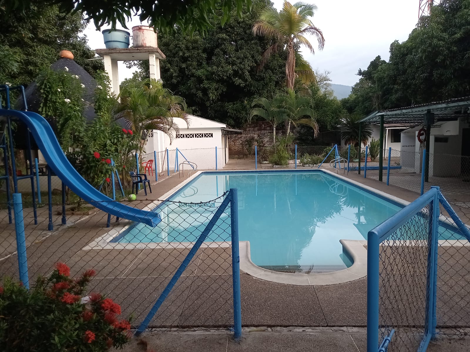 Piscina principal con vista total